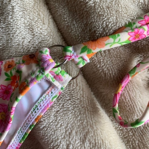 Bikini - Picture 8 of 10